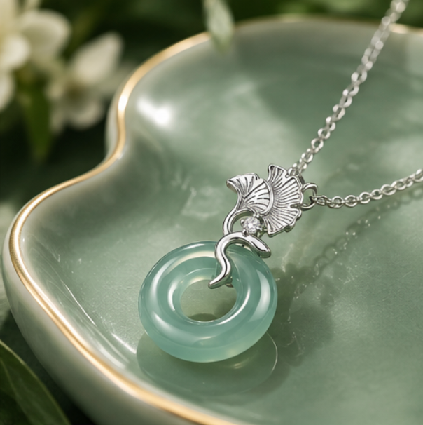 Collar Píng’ān Kòu de Jadeíta con Hojas de Ginkgo · Plata 925