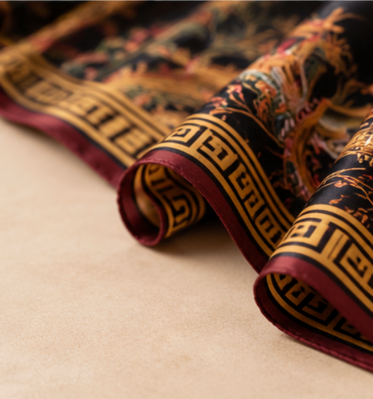 Pañuelo Reversible “Jardín Imperial” · Poliéster · 180 × 70 cm