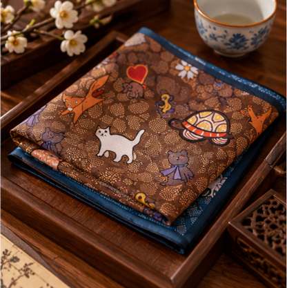Pañuelo de Seda Reversible “Animales Fantásticos” · 100% Seda de Morera · 70 × 70 cm