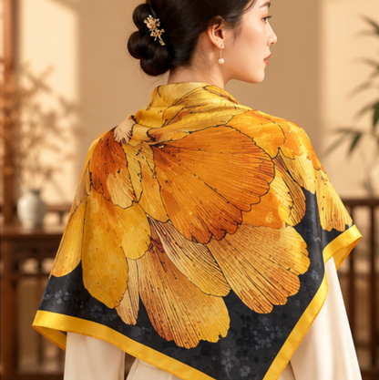 Pañuelo de Seda “Oro en Flor” · 100% Seda de Morera · 110 × 110 cm