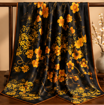Foulard en soie « Jardin doré de nuit » · 100 % soie de mûrier · 110 × 110 cm