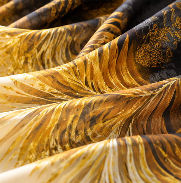 Pañuelo de Seda “Plumas Doradas” · 100% Seda de Morera · 135 × 135 cm