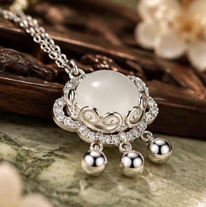 Collar Píng’ān Suǒ 平安锁 con Calcedonia Blanca · Plata 925