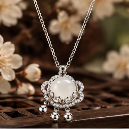 Collar Píng’ān Suǒ 平安锁 con Calcedonia Blanca · Plata 925