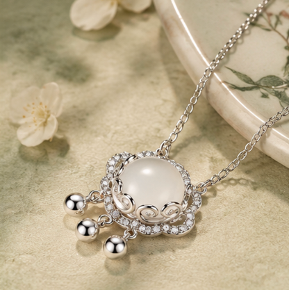Collar Píng’ān Suǒ 平安锁 con Calcedonia Blanca · Plata 925
