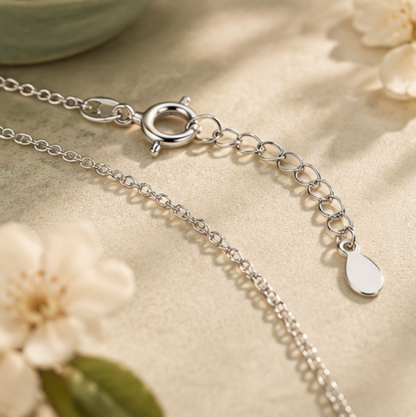 Collar Píng’ān Suǒ 平安锁 con Calcedonia Blanca · Plata 925