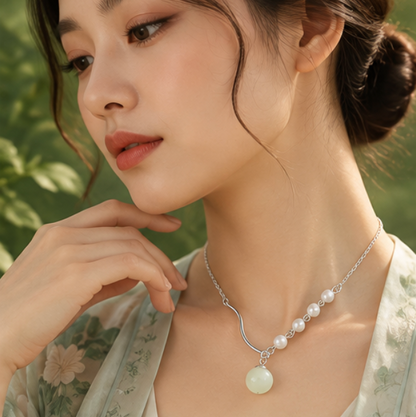 Collar “Serenidad” de Jade de Hetian y Perlas de Concha · Plata 925
