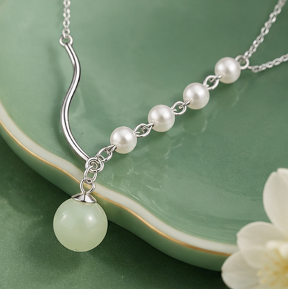 Collar “Serenidad” de Jade de Hetian y Perlas de Concha · Plata 925