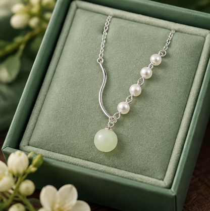 Collar “Serenidad” de Jade de Hetian y Perlas de Concha · Plata 925