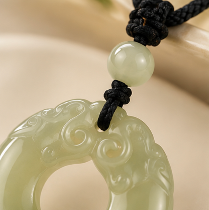 Colgante Pixiu 貔貅 con Píng’ān Kòu de Jade de Hetian