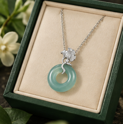 Collar Píng’ān Kòu de Jadeíta con Hojas de Ginkgo · Plata 925