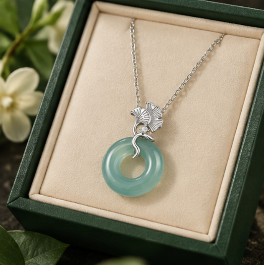 Collar Píng’ān Kòu de Jadeíta con Hojas de Ginkgo · Plata 925