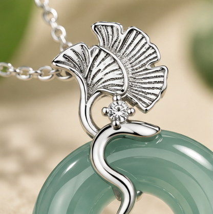 Collar Píng’ān Kòu de Jadeíta con Hojas de Ginkgo · Plata 925
