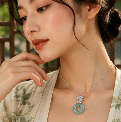 Collar Píng’ān Kòu de Jadeíta con Hojas de Ginkgo · Plata 925