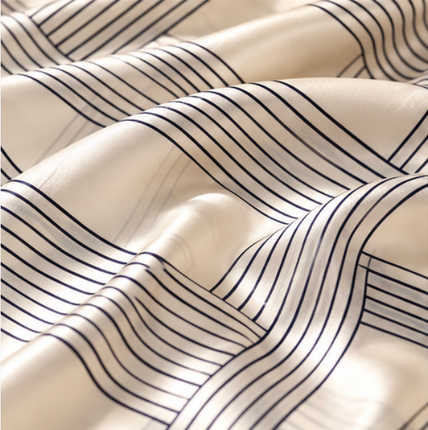 Pañuelo de Seda “Líneas de Marfil” · 100% Seda de Morera · 90 × 90 cm