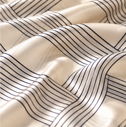 Pañuelo de Seda “Líneas de Marfil” · 100% Seda de Morera · 90 × 90 cm